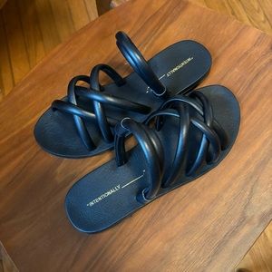 INTENTIONALLY BLANK Canary sandal in Black SIZE 10
